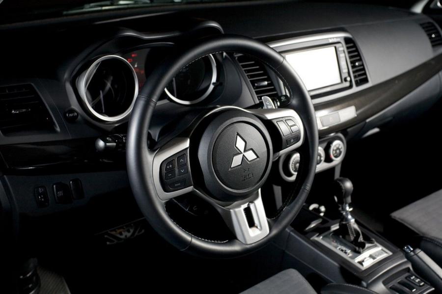  Mitsubishi Lancer Evolution X MR 2008 года  (фото 27 из 36)